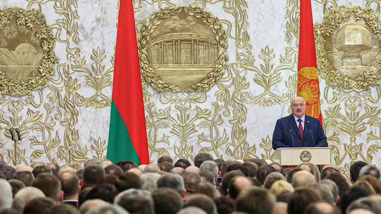 Presidentti Aljaksandr Lukašenka pitää puhetta.