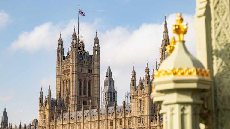 Westminsterin palatsin julkisivua Lontoossa.