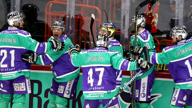 Jokerien Ville Vainikainen juhlii 4-3-voittomaaliaan 2. jatkoerässä Pelicansia vastaan 2. liigakarsintaottelussa 10.4. 2025.