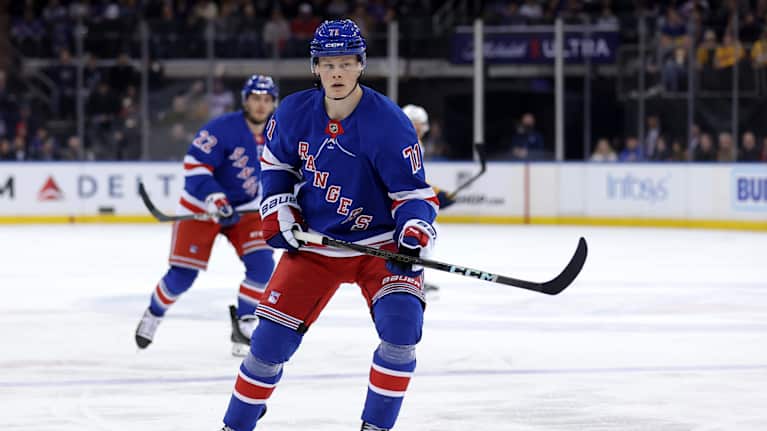 Juuso Pärssinen spelar ishockey.