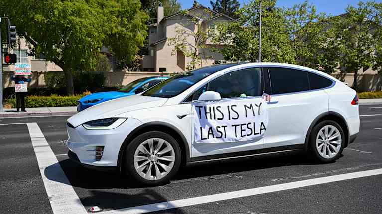 Tesla-autossa kyltti "This is my last Tesla".