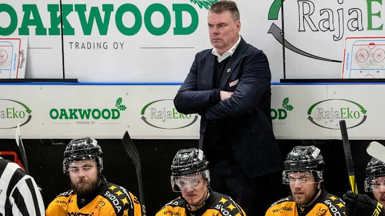 SaiPan valmentaja Raimo Helminen tuimana penkin takana.