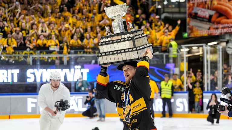 Jesper Mattila nostaa Kanada-maljaa.