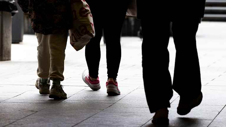 Ihmisiä kävelee kadulla.