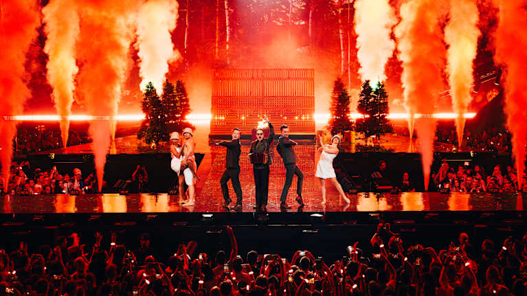 KAJ esiintyy punaisissa valoissa.