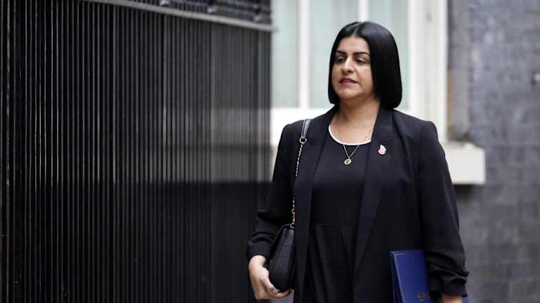 Oikeusministeri Shabana Mahmood kävelee kansio kädessään ja käsilaukku olallaan osoitteeseen 10 Downing Street Lontoossa.