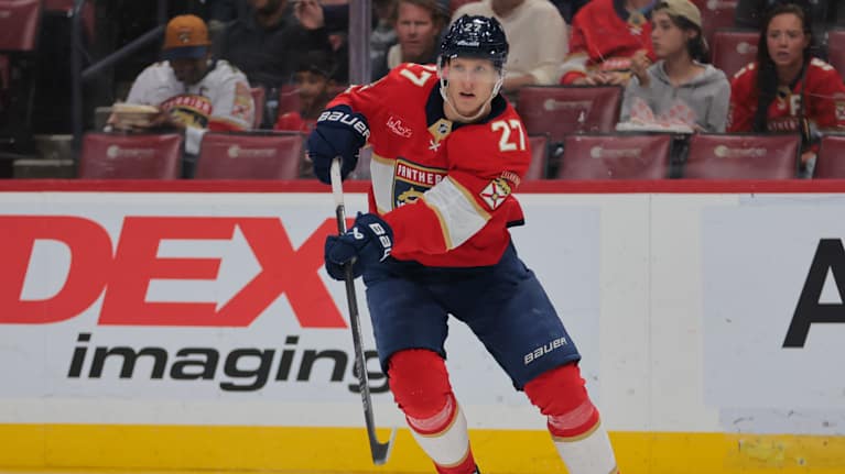 Eetu Luostarinen syöttää kiekon.