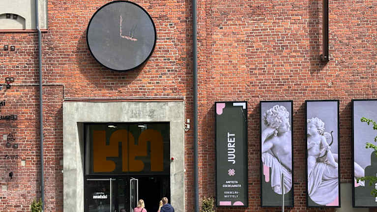 Taidemuseo Malvan sisäänkäynti ja kellon muotoinen taideteos sen ylöpuolella. 