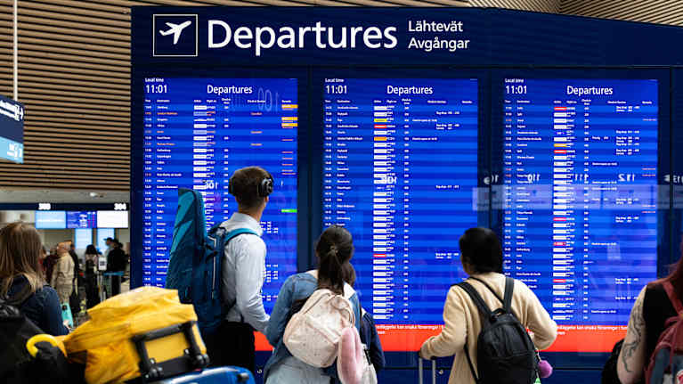 Matkustajia Helsinki-Vantaan lentoasemalla.