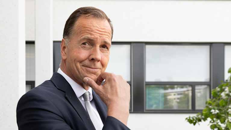 Keski-Suomen hyvinvointialueen johtaja Jan Tollet katsoo kohti.