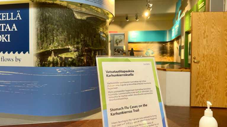 Oulangan luontokeskuksessa varoitettiin vatsataudista kesäkuussa 2025.