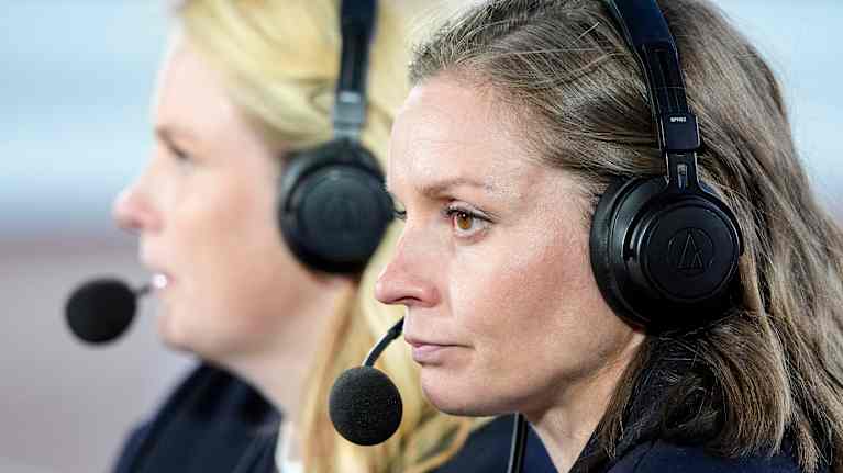 Maiju Ruotsalainen ja Essi Sainio studiossa.