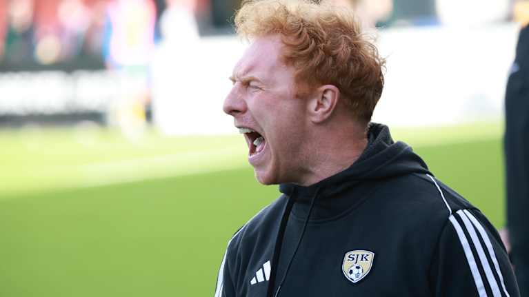 Stevie Grieve huutaa suu auki.