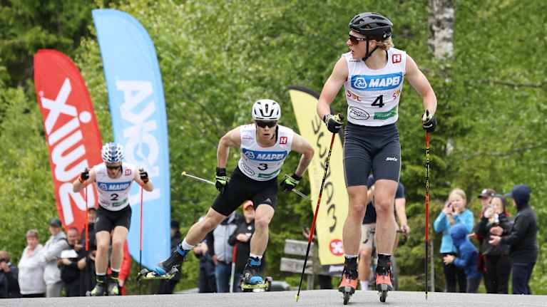 Miro Karppanen katsoo taakseen lähestyessään maalia.