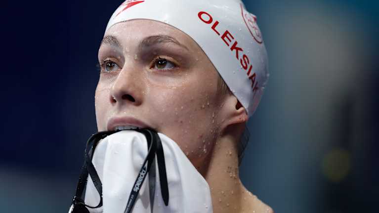 Kanadan Penny Oleksiak lähikuvassa uimalakki päässään ja uimalasit suussaan.