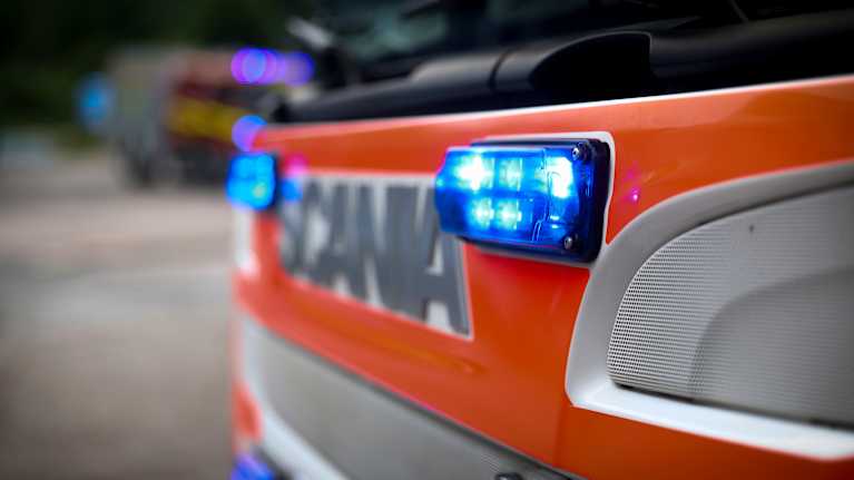 Paloauton sininen vilkku ja auton keula.