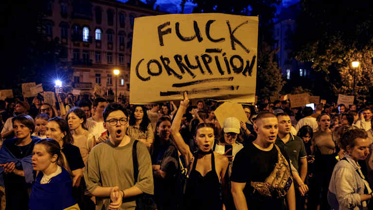 Ihmiset osoittavat mieltään korruptiota vastaan Kiovassa tiistaina.