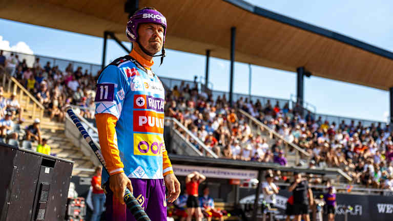 Sami Haapakoski seisoo kotipesässä maila kädessään.