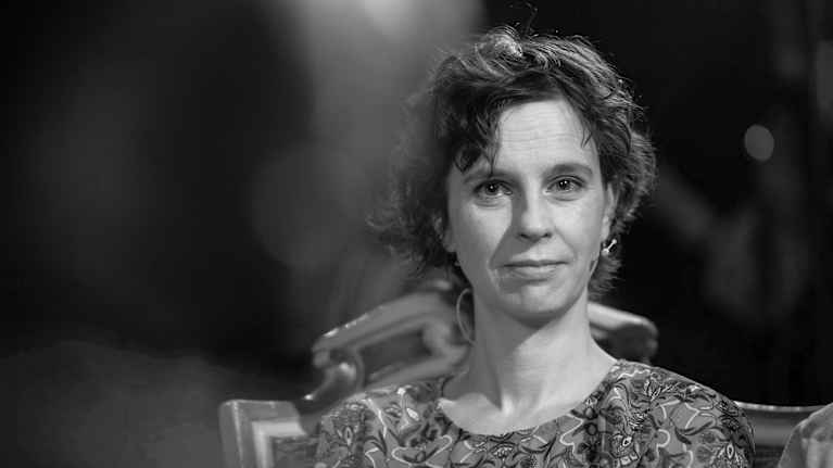 Olga Temonen mustavalkoisessa kuvassa.