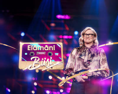 Elämäni Biisi -ohjelman juontaja Katja Ståhl lavalla valmiina aloittamaan show'n.