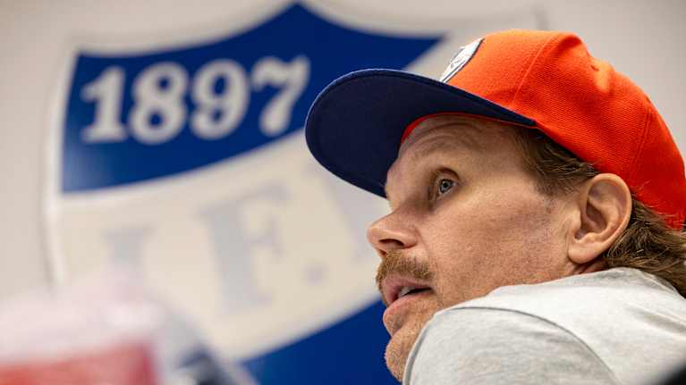 HIFK:n päävalmentaja Olli Jokinen, taustalla HIFK:n logo.