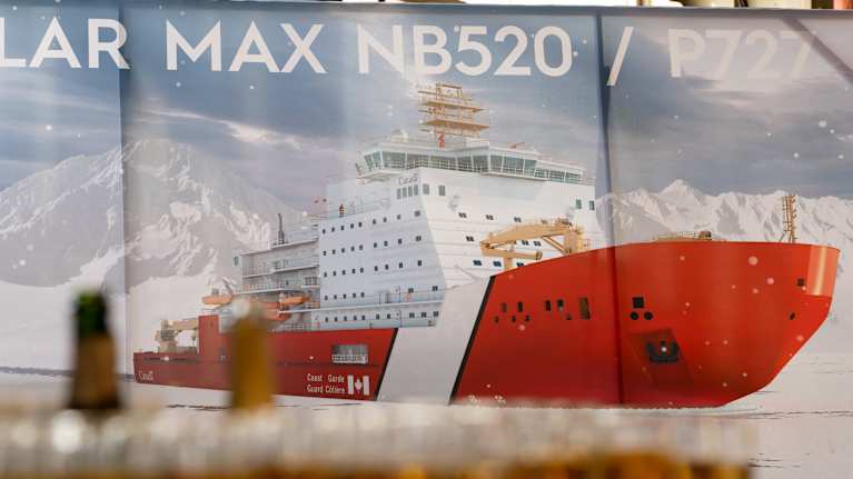 Laivan kuva banderollissa.