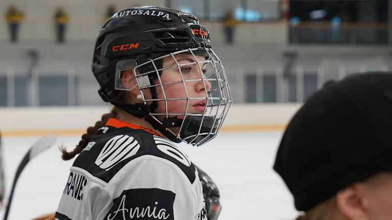 HPK:n naisten jääkiekkojoukkueen puolustaja Nella Berg katsoo vaihtoaitosta kentän tapahtumia.