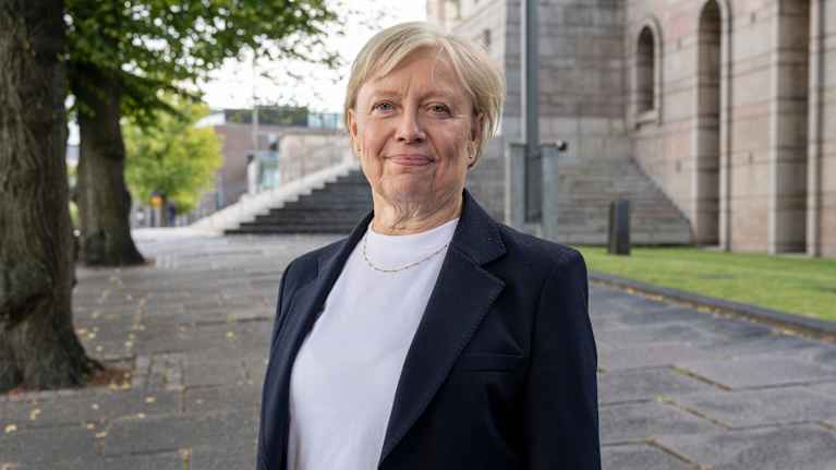 Maija Sakslin, Eduskunnan apulaisoikeusasiamies. Eduskuntatalon edessä.