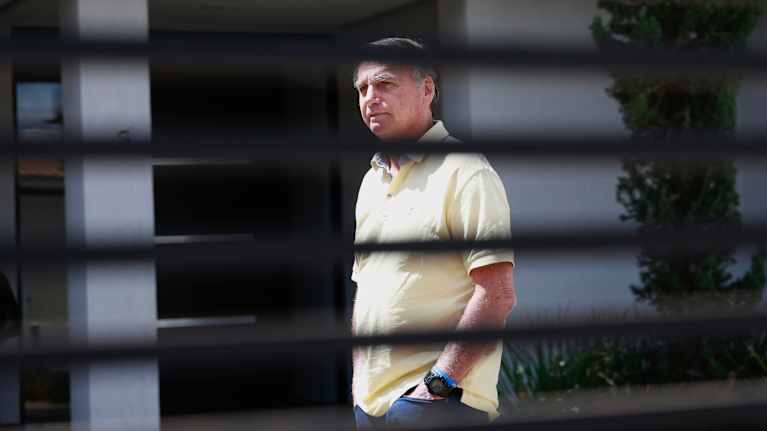 Brasilian entinen presidentti Jair Bolsonaro kävelee käsi housuntaskussa.