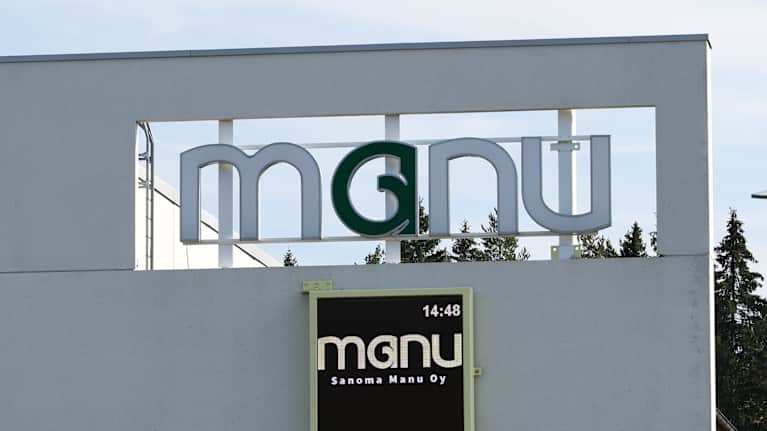 Lähikuva Sanoma Manun painotalon logosta.