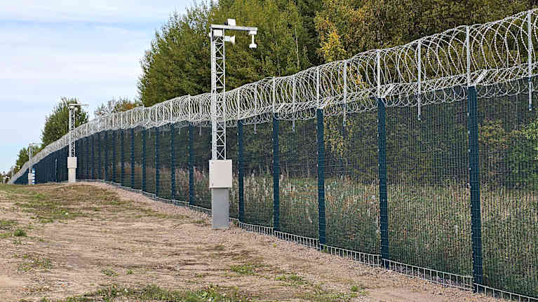 Suomen ja Venäjän välisestä raja-aitaa Imatran Räikkölässä.