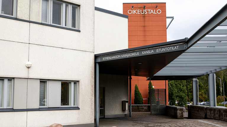 Kymenlaakson käräjäoikeuden rakennus ulkoa.