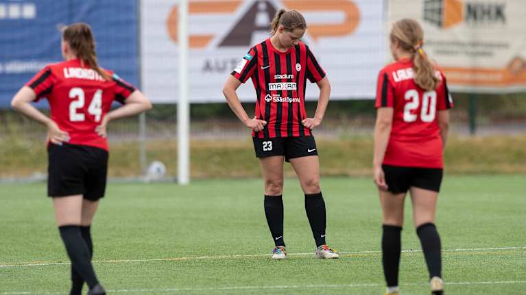 Jalkapallojoukkue PK-35 Helsingin pelaajat seisovat pettyneinä pelikentällä hävityn ottelun jälkeen.