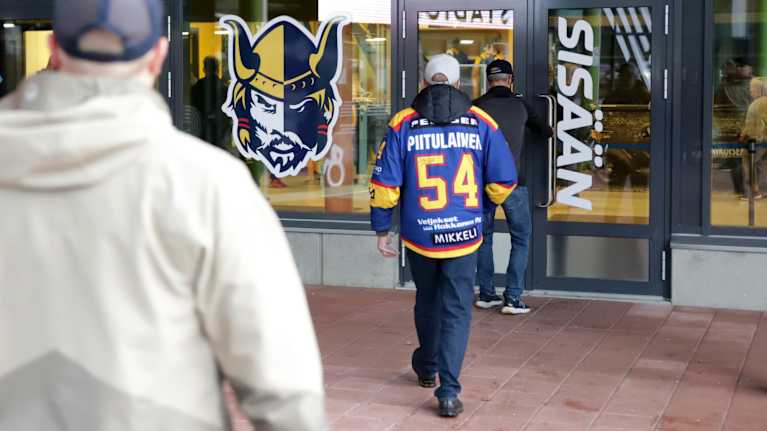 Ihmisiä kävelemässä Mikkelin Kalevankankaan jäähalliin ennen Jukurien jääkiekko-ottelun alkua.