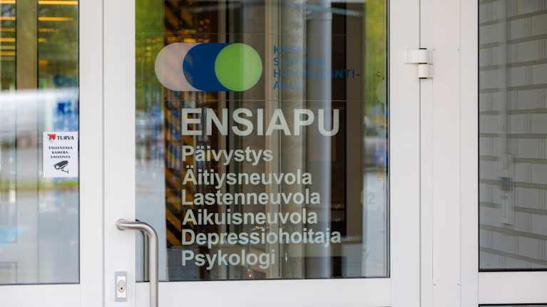 Pihtiputaan terveyskeskuksen sisäänkäynti. Oviteippaukset kertovat sieltä löytyvistä palveluista.