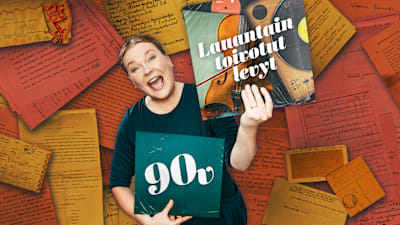 Toimittaja Inari Tilli kädessään Lauantain toivotut levyt 90 vuotta -äänilevykylttejä.