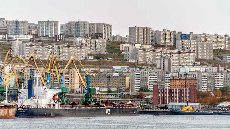 Murmanskin satamaa ja kaupunkia.