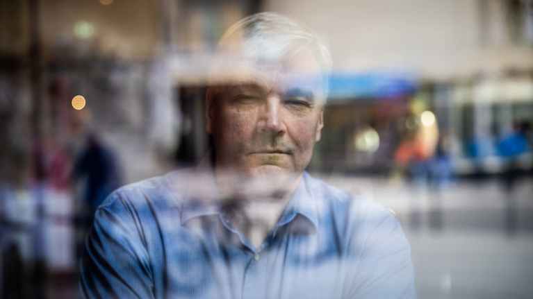 Tero Kuittinen katselee ikkunan läpi.