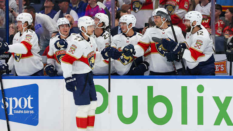 Eetu Luostarinen firar sitt mål.