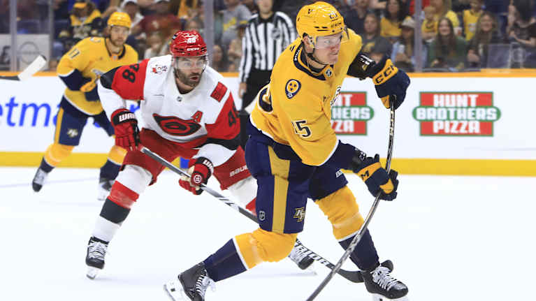 Joakim Kemell laukoo NHL:n treenipelissä.