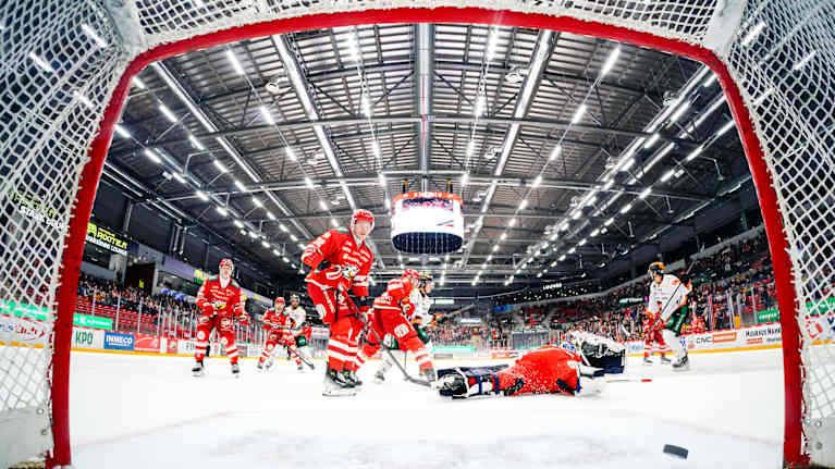 Kiekko menee Sportin maaliin.