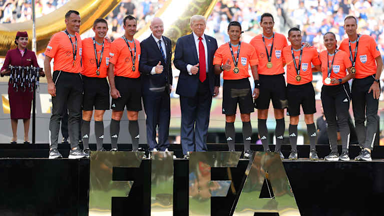 Fifan puheenjohtaja Gianni Infantino ja USA:n presidentti Donald Trump poseerasivat seurajoukkueiden MM-finaalissa kesällä 2025. 