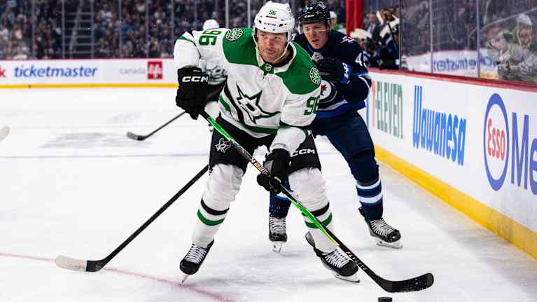 Mikko Rantanen kiekossa. 