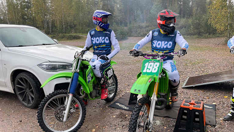 Marcus Grönholm ja motocrossin maailmanmestari 1985 Pekka Vehkonen pyörien vieressä.