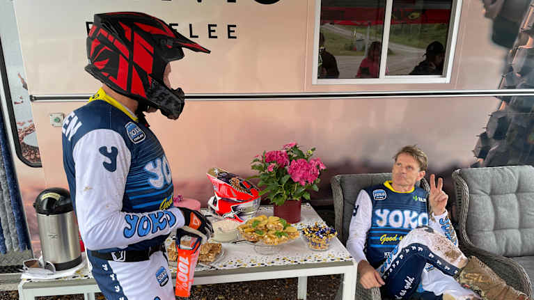 Marcus Grönholm istuu motocrossin ajamisen lomassa penkillä. Vieressä Pekka Vehkonen.