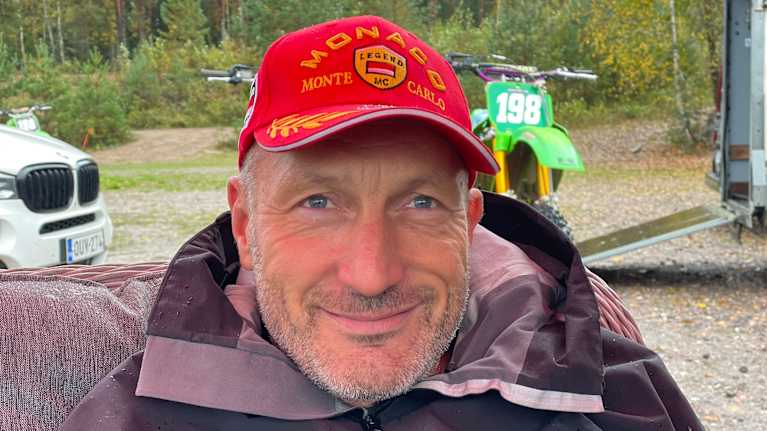Motocrossin vuoden 1985 maailmanmestari Pekka Vehkonen kuvattuna Mäntsälässä Nummen motocrossradalla vuonna 2025.