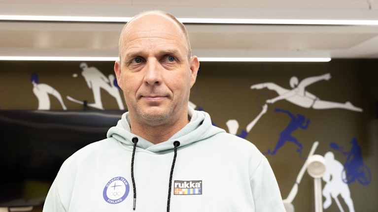 Janne Hänninen Huippu-urheilu johtaja. katsoo kameraan.