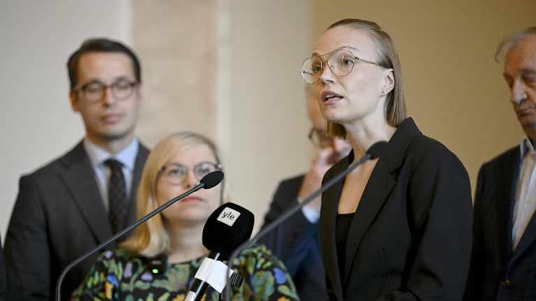 Minja Koskela puhuu medialle eduskunnan Valtiosalissa.