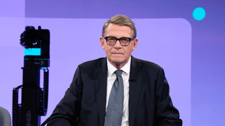 Kuvassa Matti Vanhanen Ylen Ykkösaamun haastattelussa 18.10.2025.