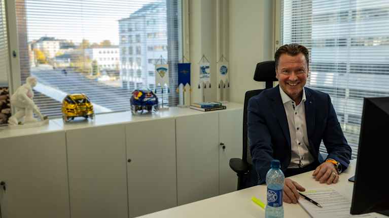 Jääkiekon SM-liigan toimitusjohtaja Mikko Pulkkinen työhuoneessaan Helsingissä.